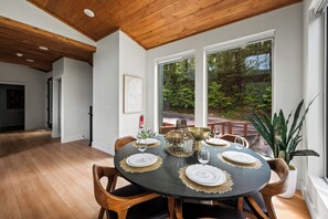 Dining - Heated Swim Spa • Outdoor TV • Fire Pit • Game Room • Smoky Mtn Views (Gatlinburg)