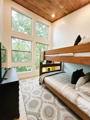 2 bedrooms, WiFi, bed sheets - Heated Swim Spa • Outdoor TV • Fire Pit • Game Room • Smoky Mtn Views (Gatlinburg)