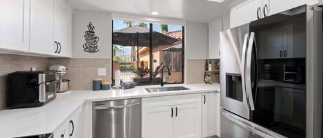 Kühlschrank, Mikrowelle, Herdplatte, Geschirrspüler