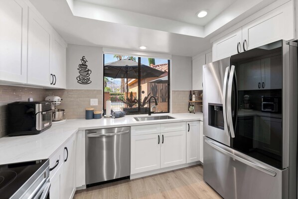 Een koelkast, een microgolfoven, een kookplaat, een vaatwasser