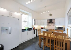 冷蔵庫、電子レンジ、オーブン、食器洗い機