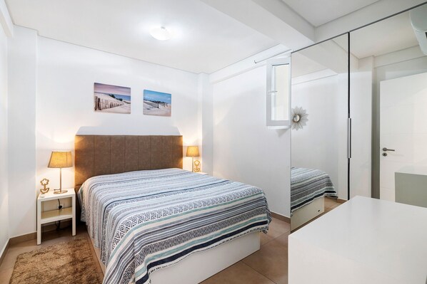 2 chambres, fer et planche à repasser, Wi-Fi, draps fournis
