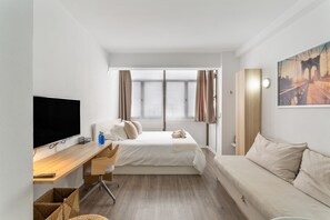 Iron/ironing board, WiFi, bed sheets - Siempreviva Beach Studio with Wi-Fi, Steps from Las Canteras (Las Palmas de Gran Canaria)