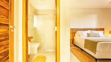 Premium Apartment, 2 Bedrooms, Balcony | Peti besi dalam bilik, meja, ruang kerja komputer riba