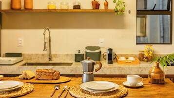 Premium Apartment, 2 Bedrooms, Balcony | Dapur peribadi | Peti sejuk, ketuhar gelombang mikro, ketuhar, dapur