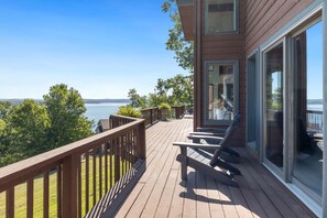Terrace/patio - cARpe diem-Stunning Lake Views-1.5 to Boat Ramp (Rogers)
