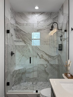 Douche, séchoir à cheveux, serviettes fournies, savon