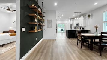 3 habitaciones, tabla de planchar con plancha, wifi y ropa de cama
