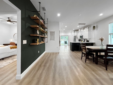 3 bedrooms, iron/ironing board, WiFi, bed sheets. Walk to Busch Gardens, Games, Plush Sheets & Huge Yard!