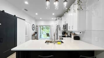 Mikrobølgeovn, ovn, kogeplade, opvaskemaskine