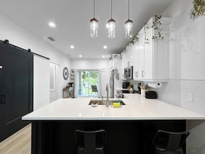 Mikrobølgeovn, ovn, kogeplade, opvaskemaskine