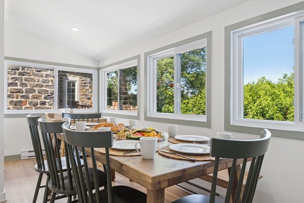 Dining - Escapade Chambly I Lake & Spa 8BR (Chambly)