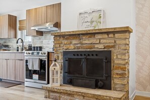 Microwave, oven, stovetop, dishwasher - Escapade Chambly I Lake & Spa 8BR (Chambly)