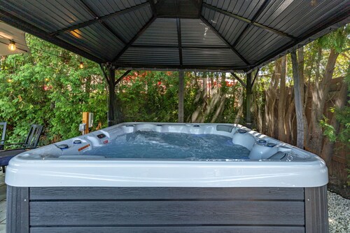 Escapade Chambly I Lake & Spa 8BR