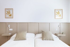 Een strijkplank/strijkijzer, wifi, beddengoed