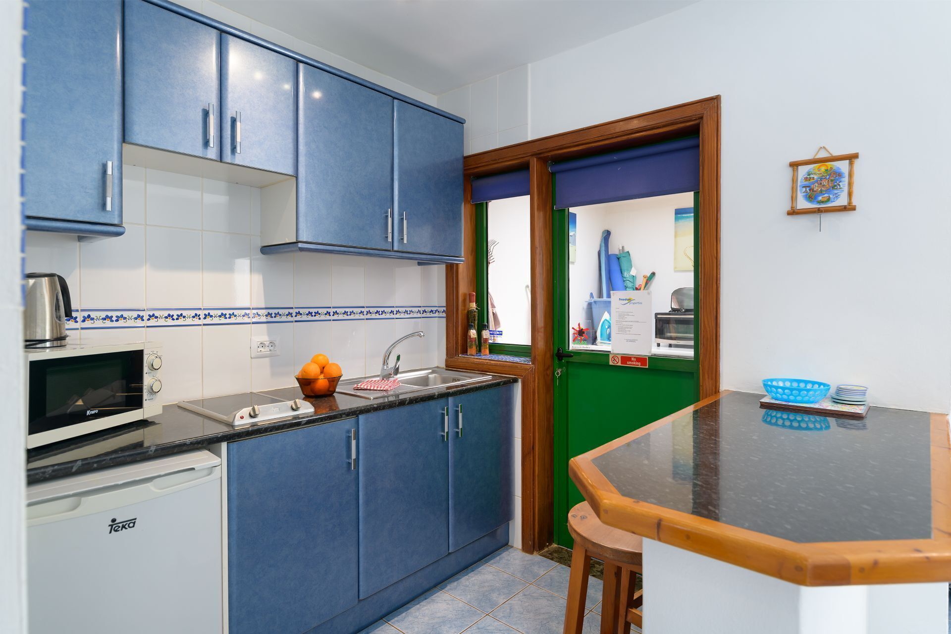 Refrigerador, microondas, horno y cafetera y tetera 