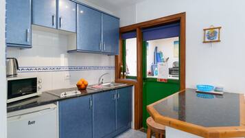 Fridge, microwave, oven, coffee/tea maker