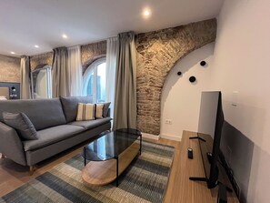 Studio, Erdgeschoss | Wohnbereich | 28-Zoll-Flachbildfernseher mit Kabelempfang