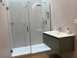Shower, free toiletries, hair dryer, towels - Feelathome Palacio de Álamos (Distrito Centro)