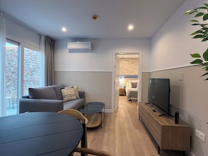 Appartement, 2 chambres, patio, rez-de-chaussée | Coin séjour | Télévision à écran plat de 28 pouces avec chaînes par câble