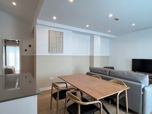 슈피리어 아파트, 침실 2개 | 거실 공간 | 케이블 채널 시청이 가능한 28인치 평면 TV