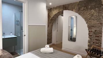 Appartamento, 1 camera da letto, al piano terra | Una cassaforte in camera, ferro/asse da stiro, Wi-Fi gratuito