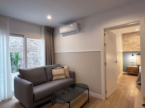 아파트, 침실 2개, 파티오, 1층 | 거실 공간 | 케이블 채널 시청이 가능한 28인치 평면 TV