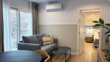 Apartment, 2 Schlafzimmer, Terrasse, Erdgeschoss | Wohnbereich | 28-Zoll-Flachbildfernseher mit Kabelempfang