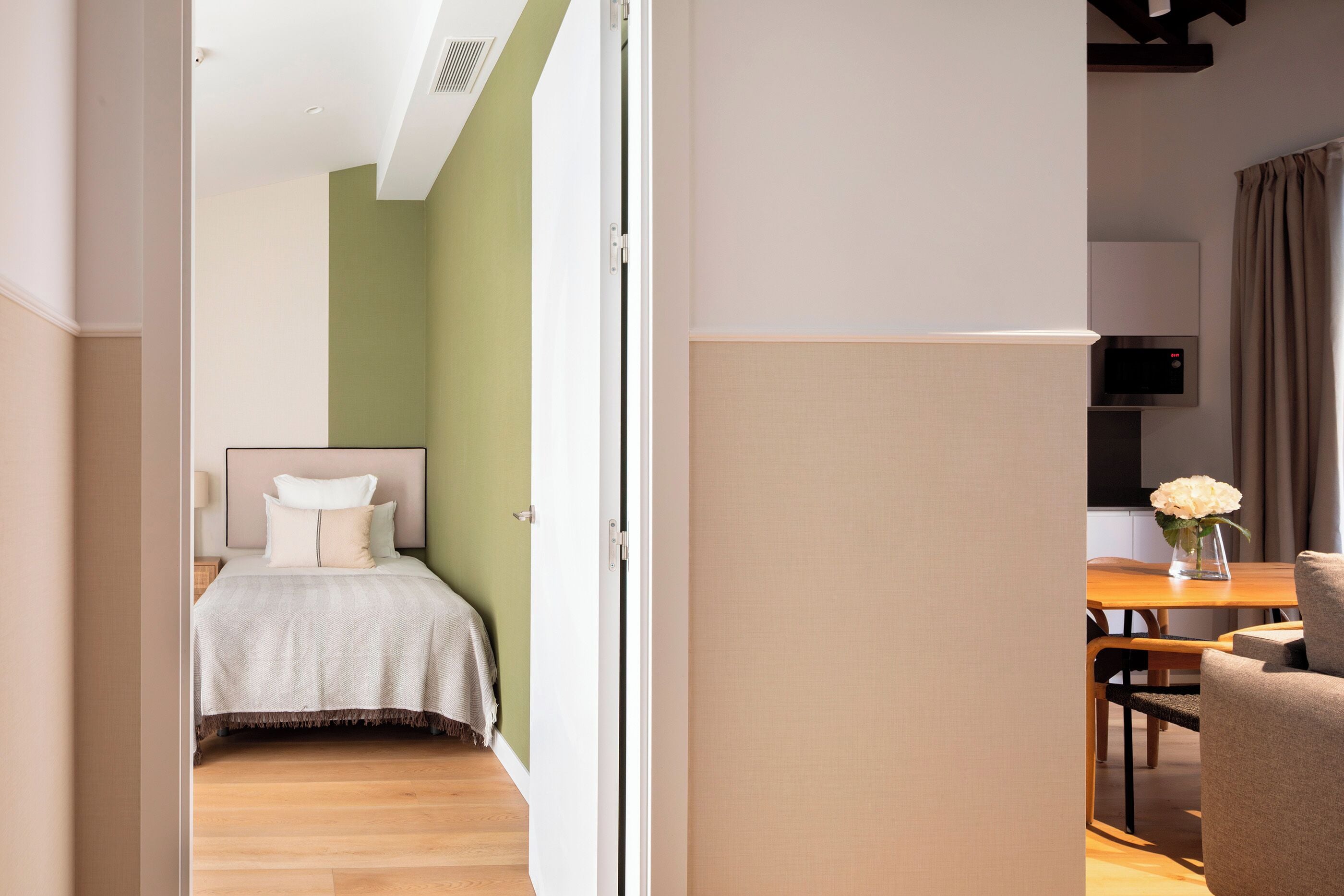 Habitación de hotel con cama, escritorio y una silla.