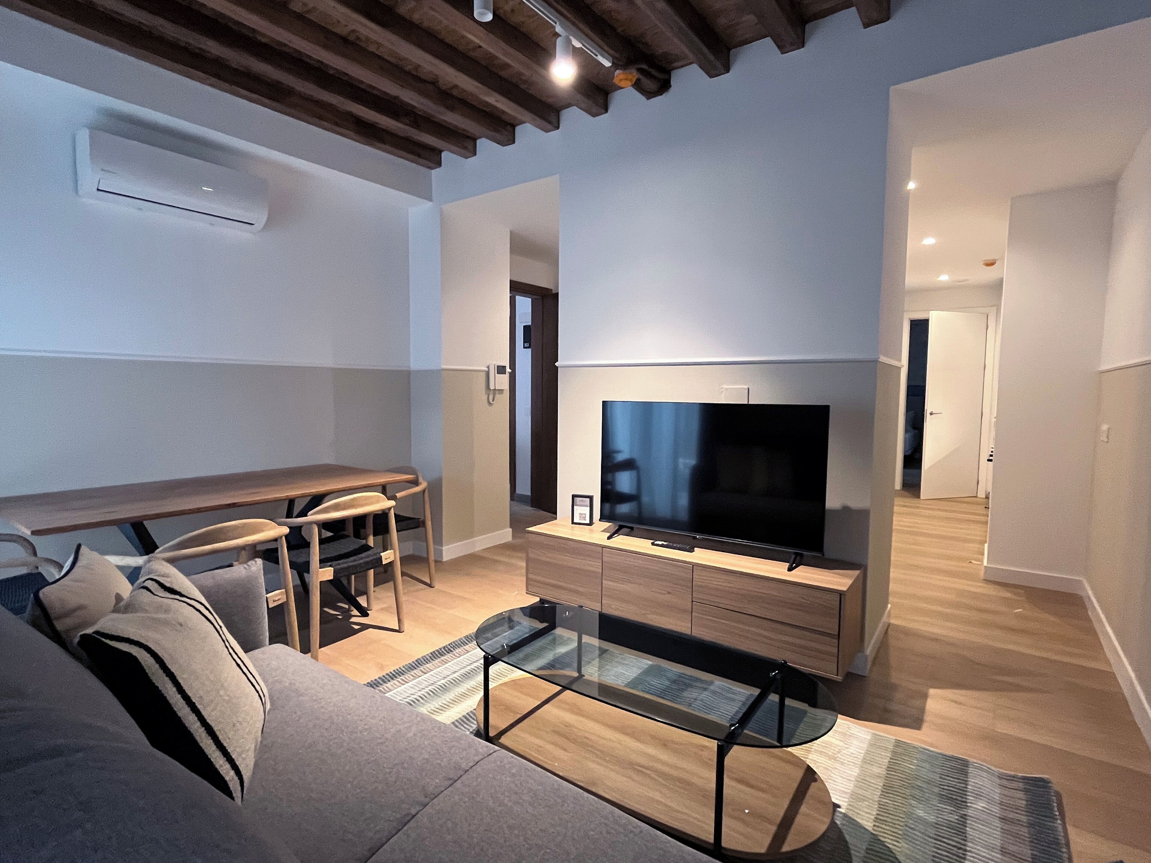 Appartamento, 1 camera da letto, al piano terra | Area soggiorno | TV a schermo piatto 28 pollici con canali via cavo