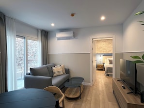 Appartement, 2 chambres, patio, rez-de-chaussée | Coin séjour | Télévision à écran plat de 28 pouces avec chaînes par câble