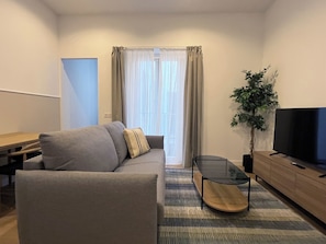 Appartement, 1 chambre | Coin séjour | Télévision à écran plat de 28 pouces avec chaînes par câble