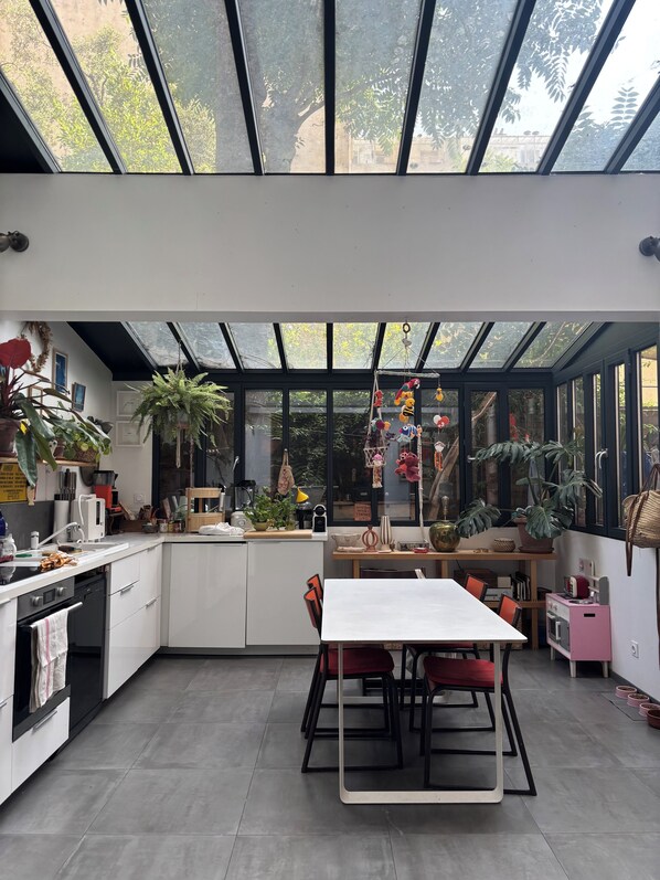 Micro-ondes, four, lave-vaisselle