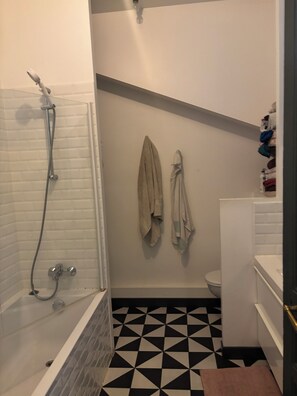 Shower, hair dryer, towels, toilet paper