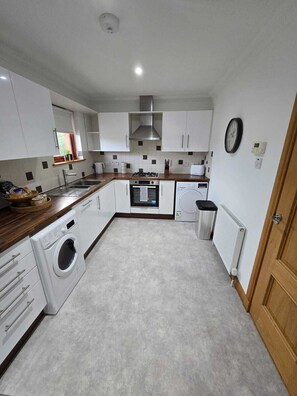 Comfort Apartment | Private kitchen | Full-size fridge, microwave, oven, stovetop - Forres Nights (Forres)