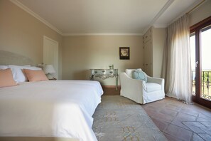 6 bedrooms, iron/ironing board, WiFi, bed sheets