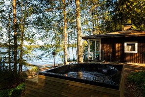 Outdoor spa tub