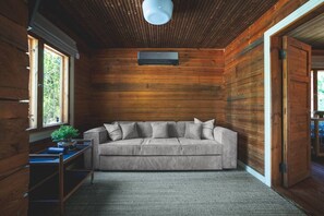 Smart-tv, eldstad och kontor