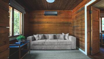 Una Smart TV, una chimenea, una oficina