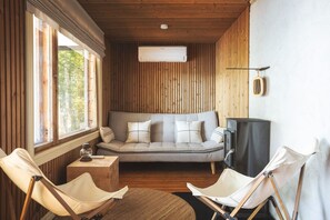 Smart-tv, een open haard en een kantoor