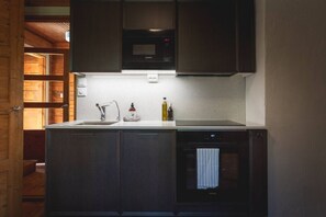 Kylskåp, mikrovågsugn, ugn och spishäll