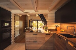 Wasserkocher mit Kaffee-/Teezubehör, Kühlschrank, Mikrowelle, Ofen