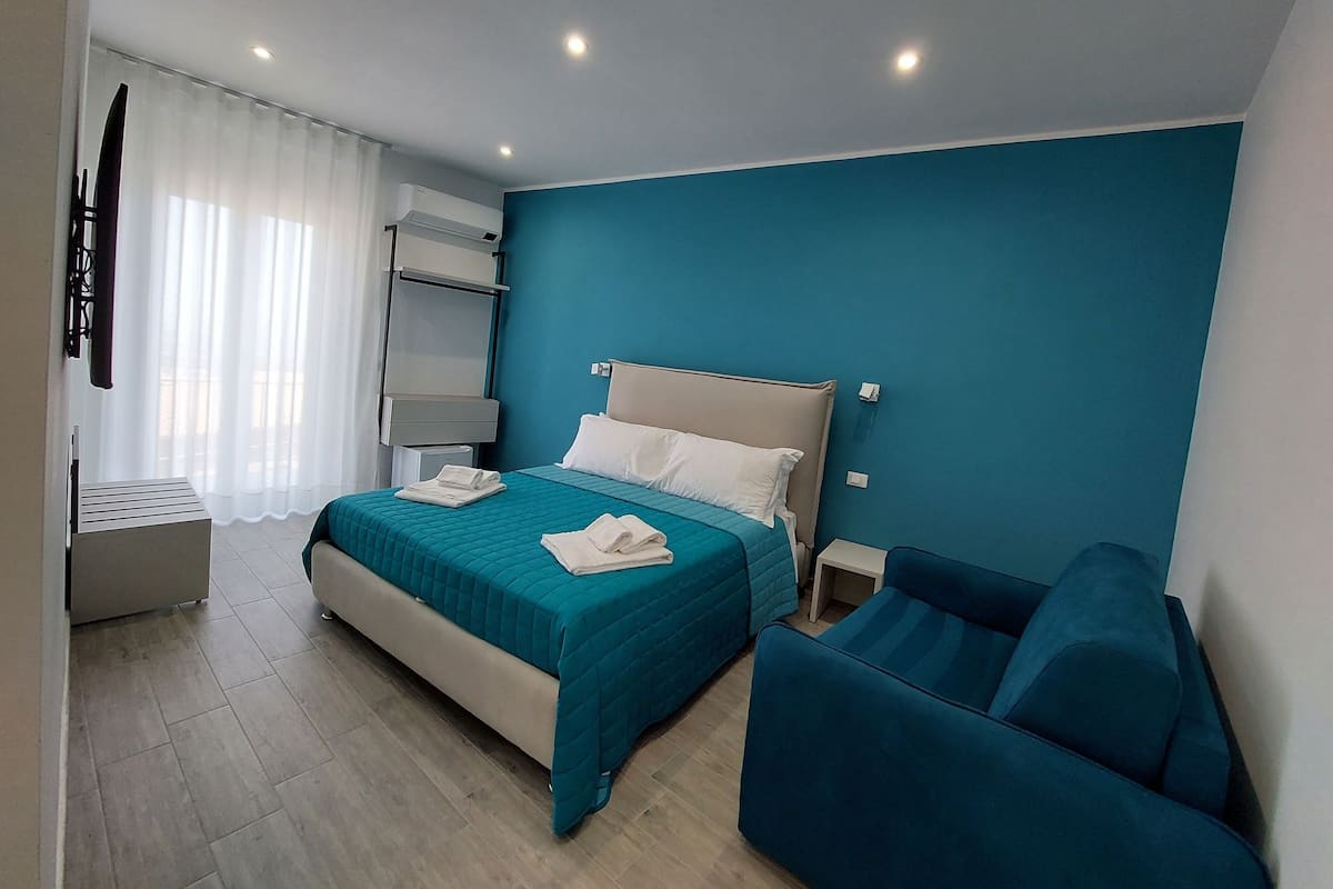 Sistema de insonorización, cuna de viaje, wifi gratis y ropa de cama 