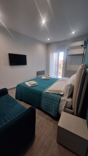 Deluxe-Doppelzimmer, Balkon, Meerblick | Schallisolierte Zimmer, Reisekinderbett, kostenloses WLAN, Bettwäsche