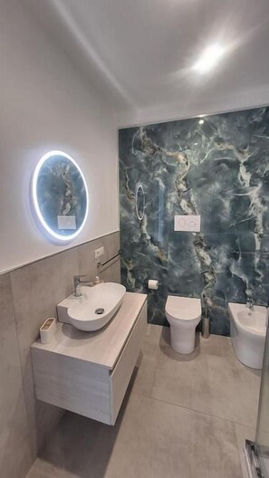 Suite, balcon, vue mer | Salle de bain