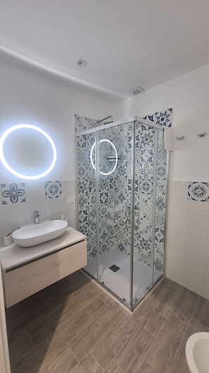 Deluxe Double Room, Balcony, Sea View | Bathroom