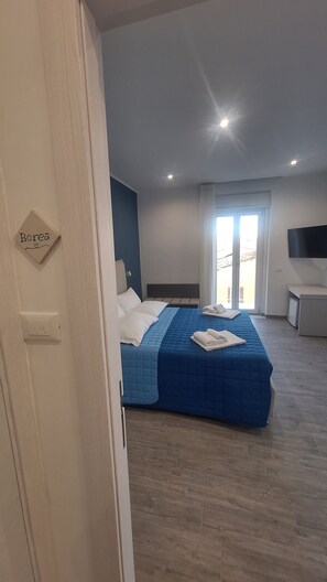 Suite, Balkon, Meerblick | Schallisolierte Zimmer, Reisekinderbett, kostenloses WLAN, Bettwäsche