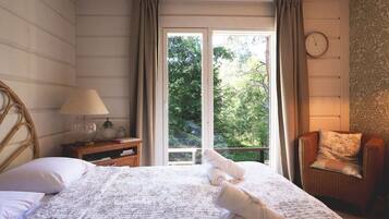 3 slaapkamers, een bureau, een strijkplank/strijkijzer, reisbedje