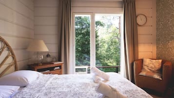 3 slaapkamers, een bureau, een strijkplank/strijkijzer, reisbedje