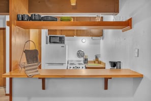 Réfrigérateur, micro-ondes, four, cafetière/bouilloire